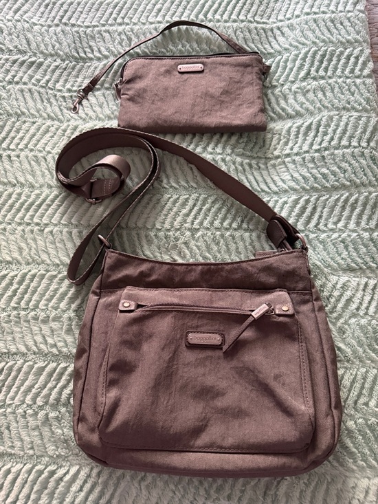 Baggallini Handbags - Baggallini Uptown Crossbody bag w/ Wristlet